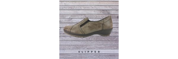 Ballerinas / Slipper &amp; Sneaker mit Löchern